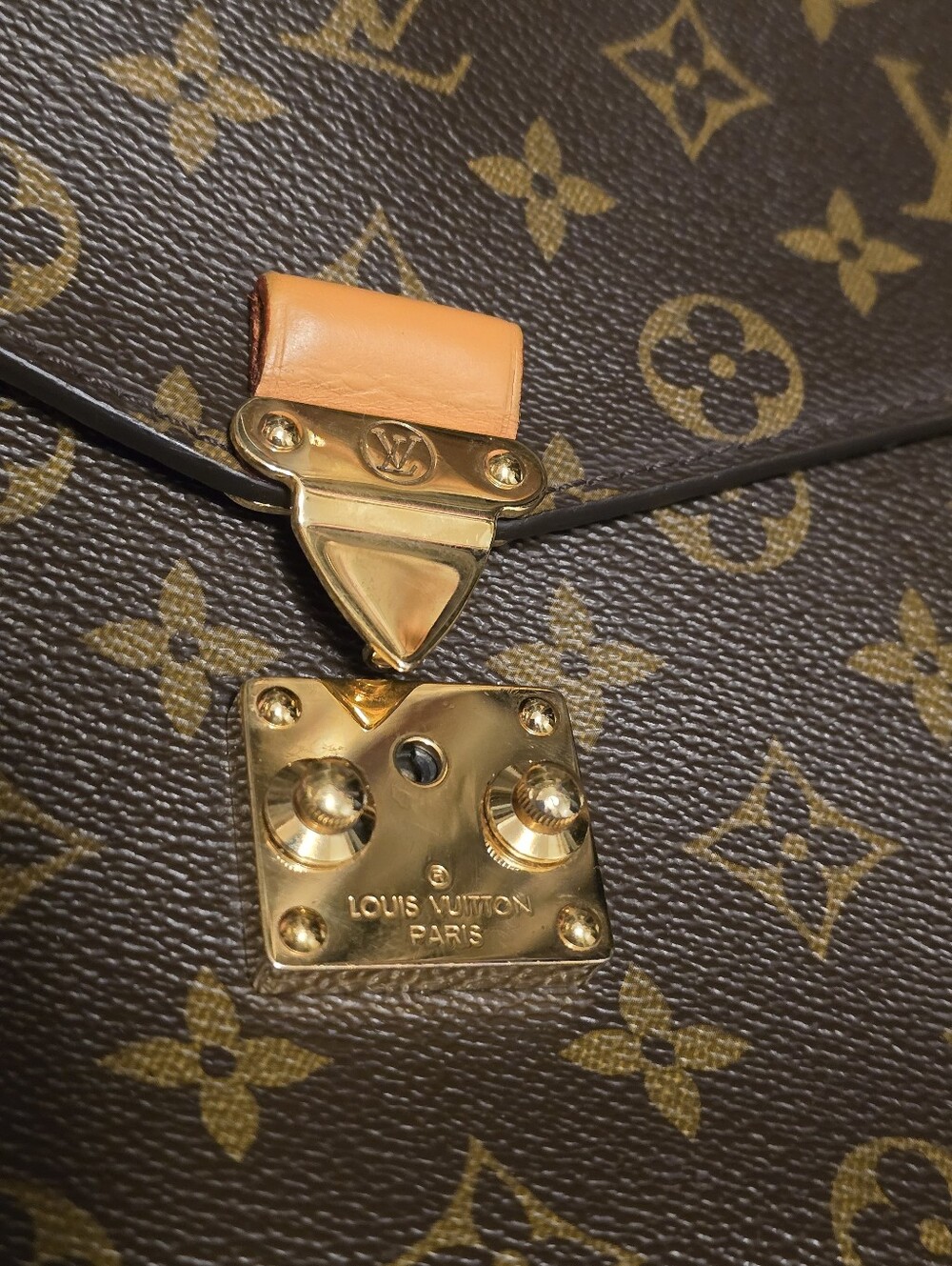 Authenticated LV LOUIS VUITTON Monogram Pochette Metis in Excellent CONDITION - Picture 13 of 16
